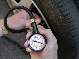 De bandenspanning controleren